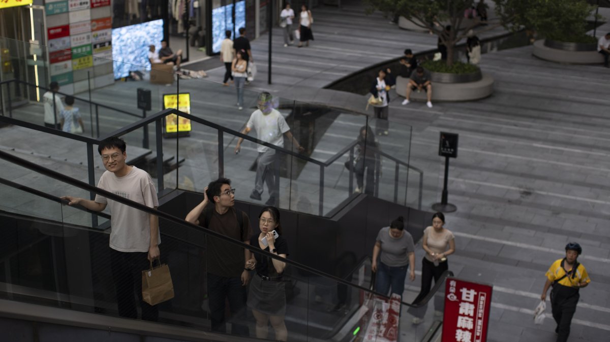 China retail sales slump 1st time in years, investment also down