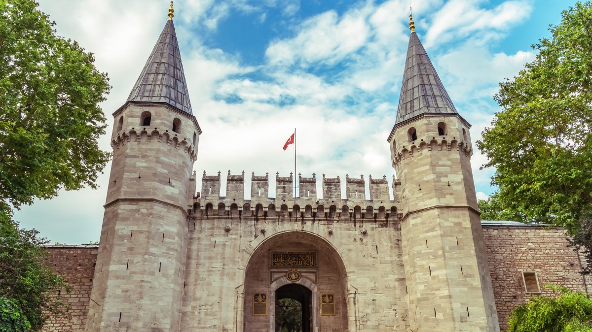 The main entrance to Topkapı Palace. (Shutterstock Photo)