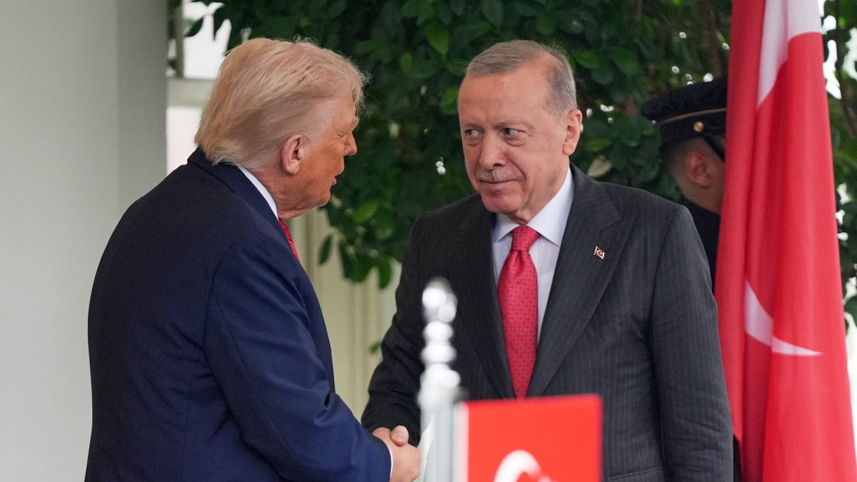 U.S. President Trump greets President Erdoğan at the White House, Washington, D.C., U.S., Sept. 25, 2025. (AP Photo)