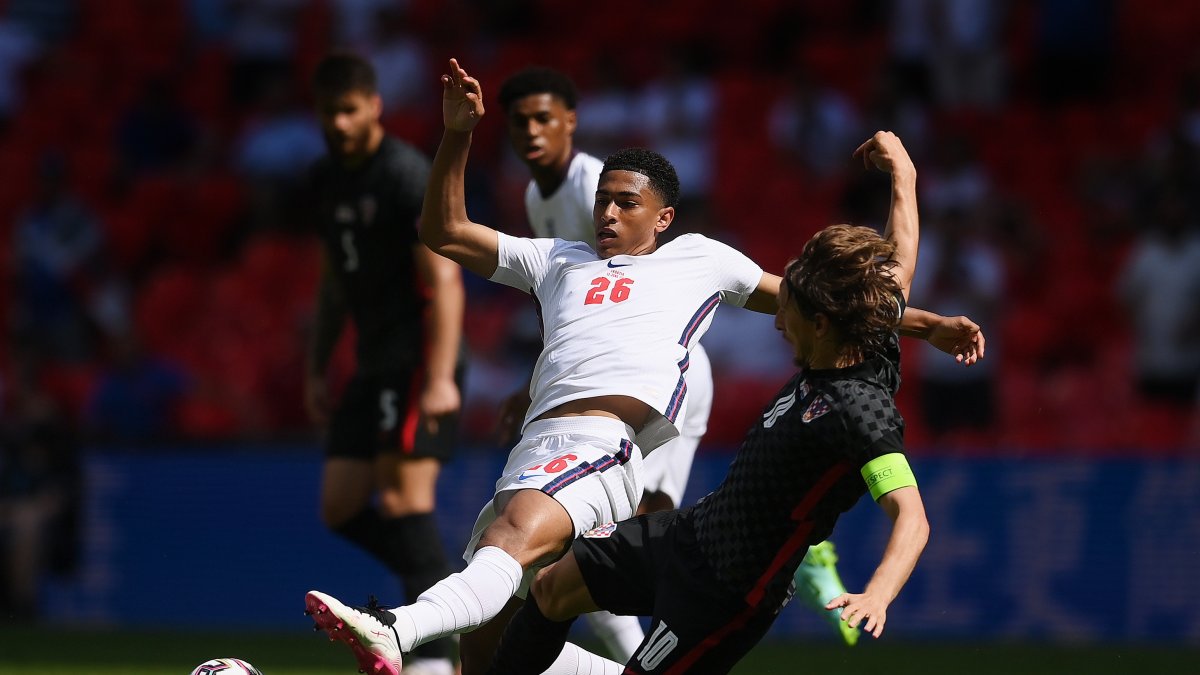England's Jude Bellingham (L) is challenged by Croatia's Luka Modric during the UEFA Euro 2020 Championship Group D match between England and Croatia at Wembley Stadium, London, U.K., June 13, 2021. (Getty Images Photo)