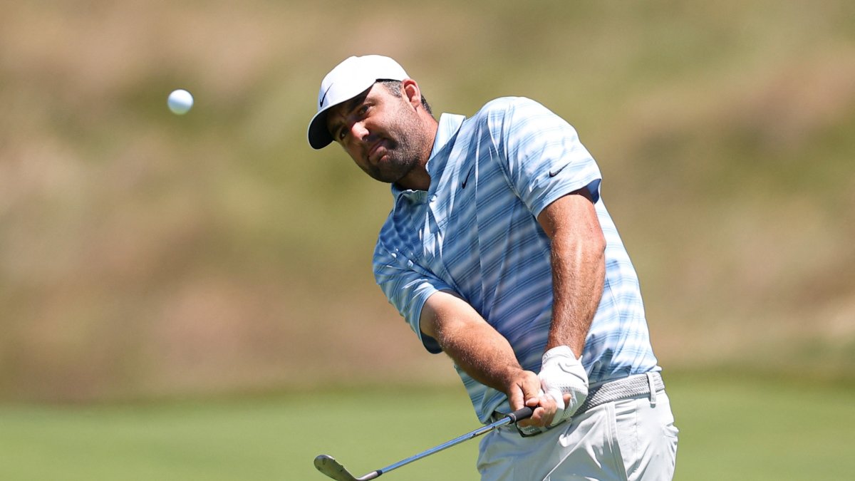 Scottie Scheffler chips onto hole 13 during a practice round for the U.S. Open golf tournament, New York, U.S., June 15, 2026. (Reuters Photo)