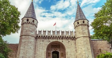 The main entrance to Topkapı Palace. (Shutterstock Photo)