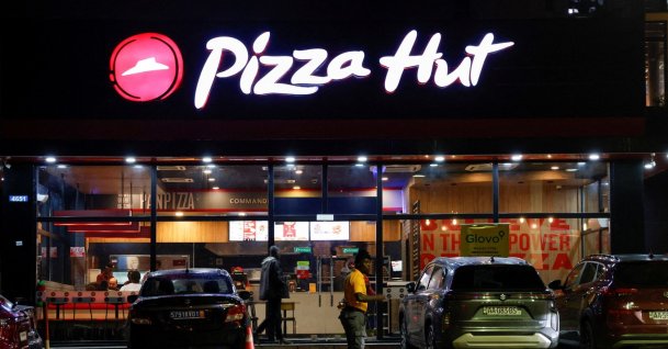 A security guard stands in front of a Pizza Hut fast food restaurant in Abidjan, Ivory Coast, Oct. 5, 2024. (Reuters Photo)