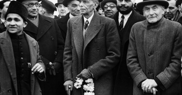 Indian Muslim League leader Muhammad Ali Jinnah (C) arrives at London Airport with Liaquat Ali Khan (1895-1951) (2nd L), Sardar Baldev Singh (2nd R) and Lawrence Pethick (R), London, U.K., Dec. 3, 1946. (Getty Images Photo)