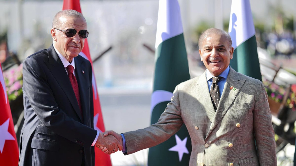 President Recep Tayyip Erdoğan shakes hands with Pakistan's Prime Minister Shehbaz Sharif during a welcome ceremony, Islamabad, Pakistan, Feb. 13, 2025. (AP Photo)