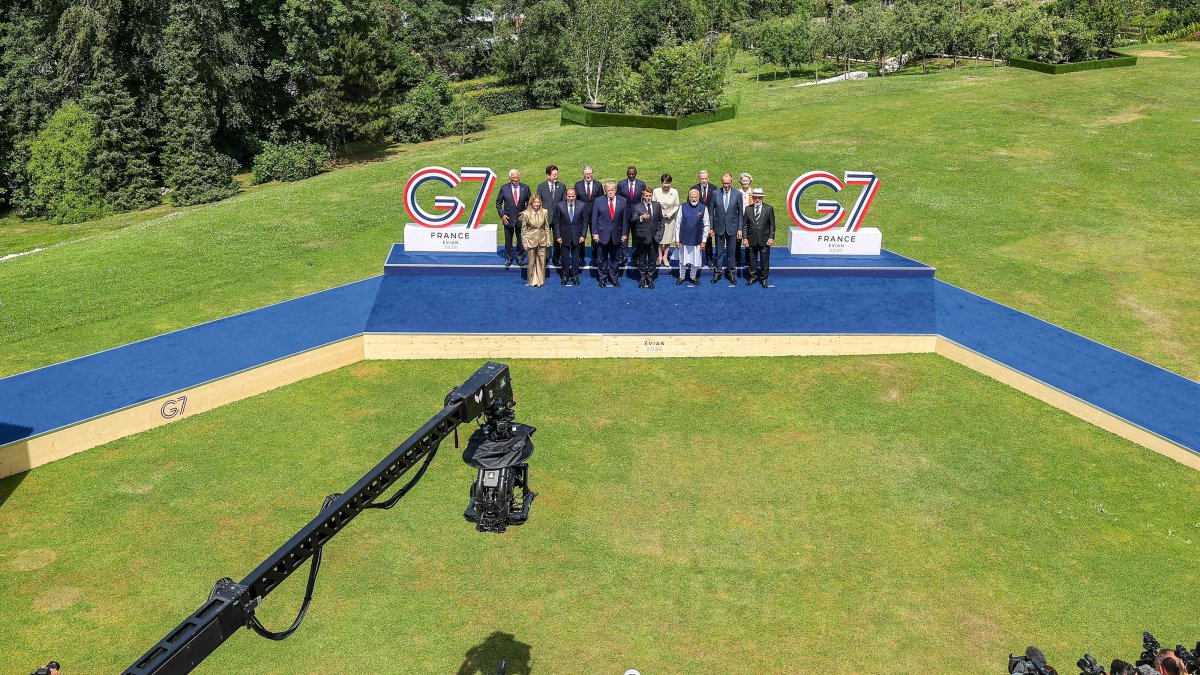 G-7 leaders and several other world leaders pose for a family photograph during the G-7 summit, in Evian, eastern France, June 16, 2026. (AFP Photo)
