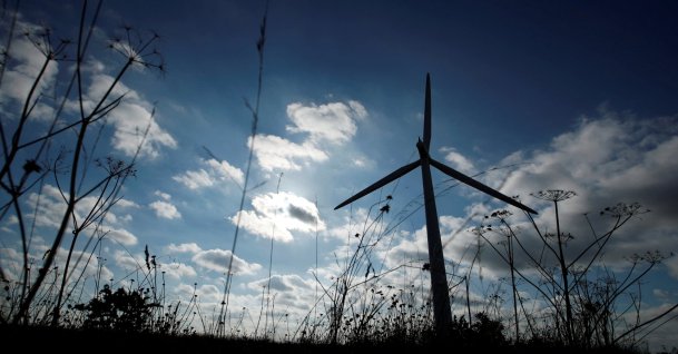 A general view of a wind turbine at Westmill Wind Farm and Solar Park near Swindon, U.K., Sept. 24, 2021. (Reuters Photo)
