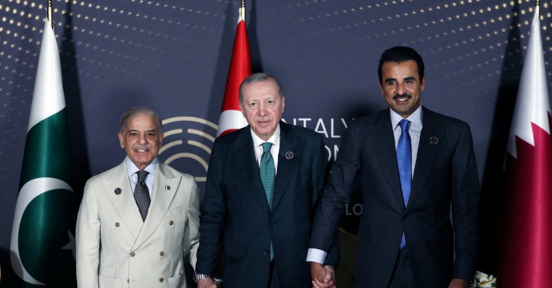 President Recep Tayyip Erdoğan meets with Pakistani Prime Minister Shahbaz Sharif (L) and Qatari Emir Sheikh Tamim bin Hamad Al Thani on the sidelines of Antalya Diplomacy Forum, Antalya, Türkiye, April 17, 2026. (Reuters Photo)