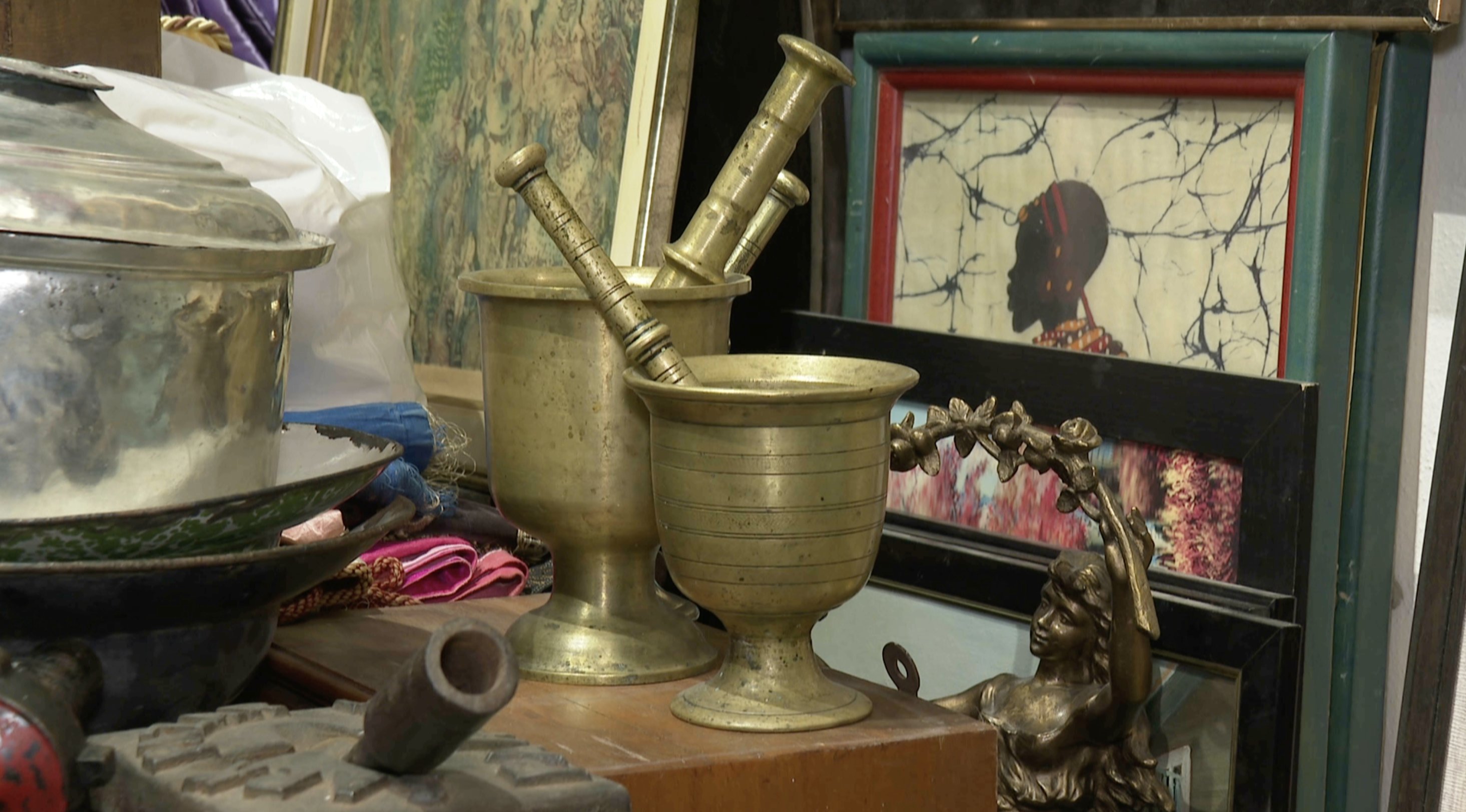 Various antique objects are displayed at an antique shop in Istanbul, Türkiye, on April 27, 2026. (Photo by Senat Destanoğlu)