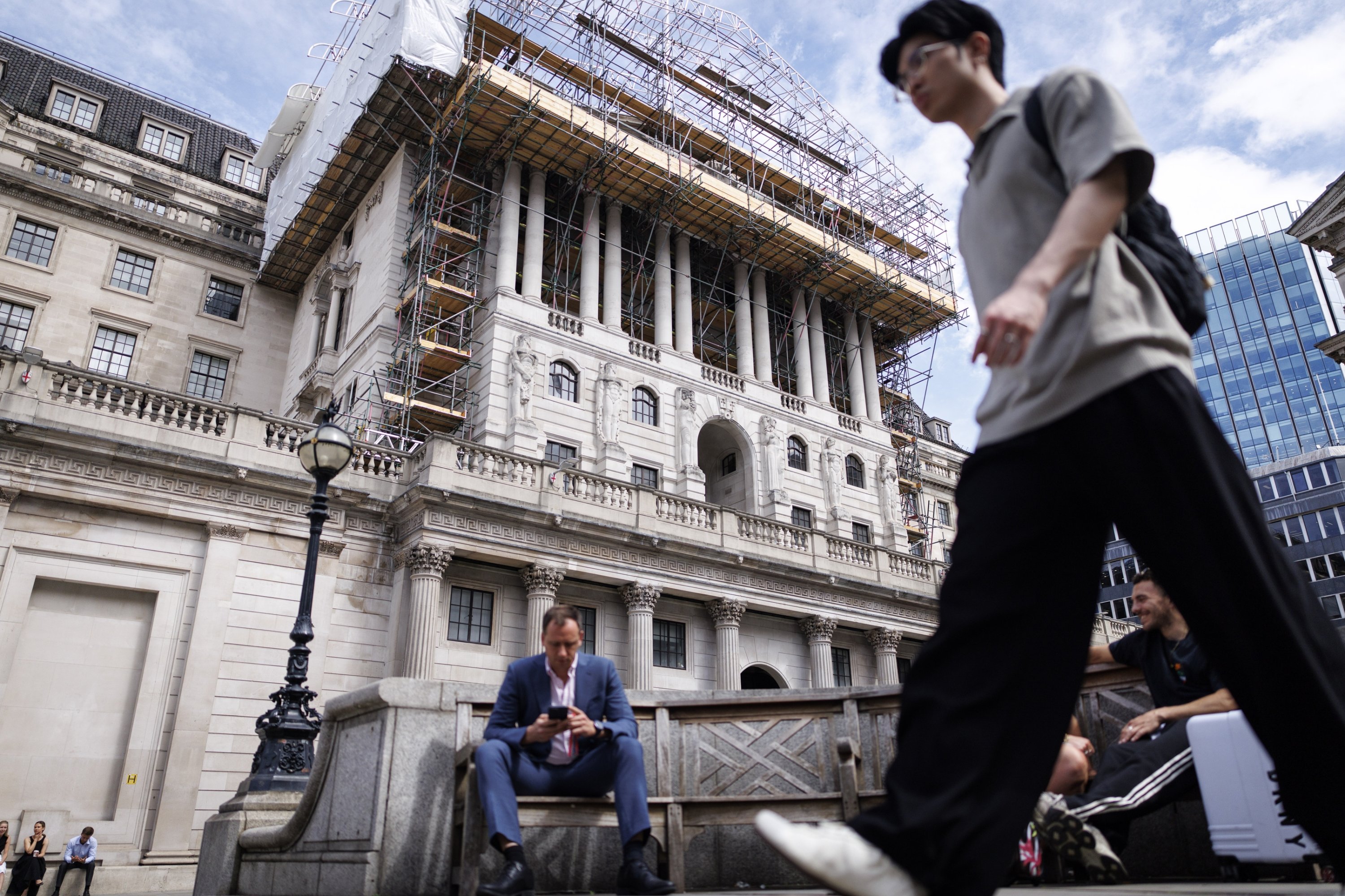 BoE follows Fed, keeps rates steady at 3.75%