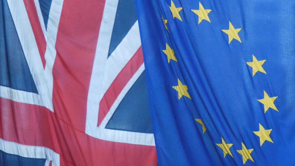 A U.K. flag flies next to the flag of the European Union in Westminster, London, U.K., June 24, 2016. (Reuters Photo)