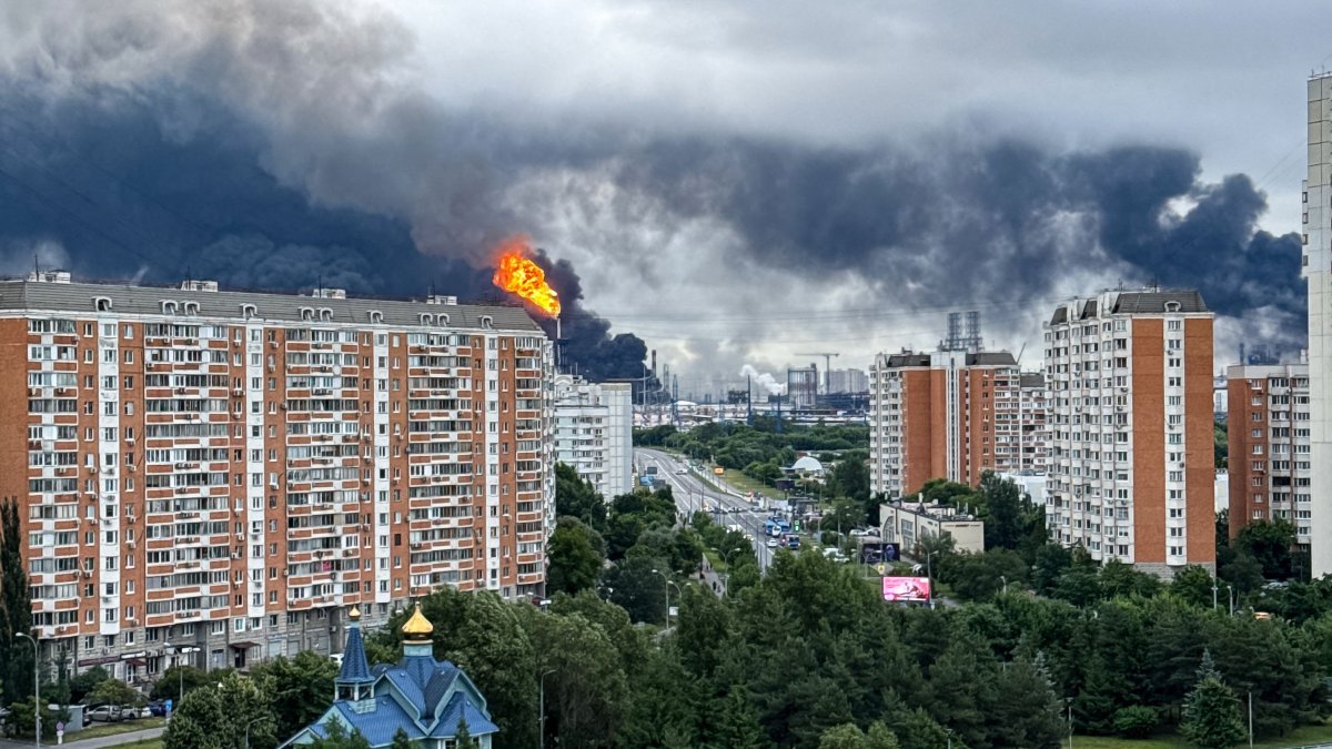 Black smoke rises from the area of the Russian oil producer Gazprom Neft's Moscow oil refinery on the south-eastern outskirts of Moscow on June 18, 2026. (AFP Photo)
