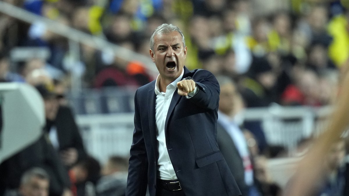 Fenerbahçe's head coach Ismail Kartal gives instructions from the sideline during the Europa Conference League Group H match against Spartak Trnava at Şükrü Saraçoğlu stadium, Istanbul, Türkiye, Dec. 14, 2023. (AP Photo)