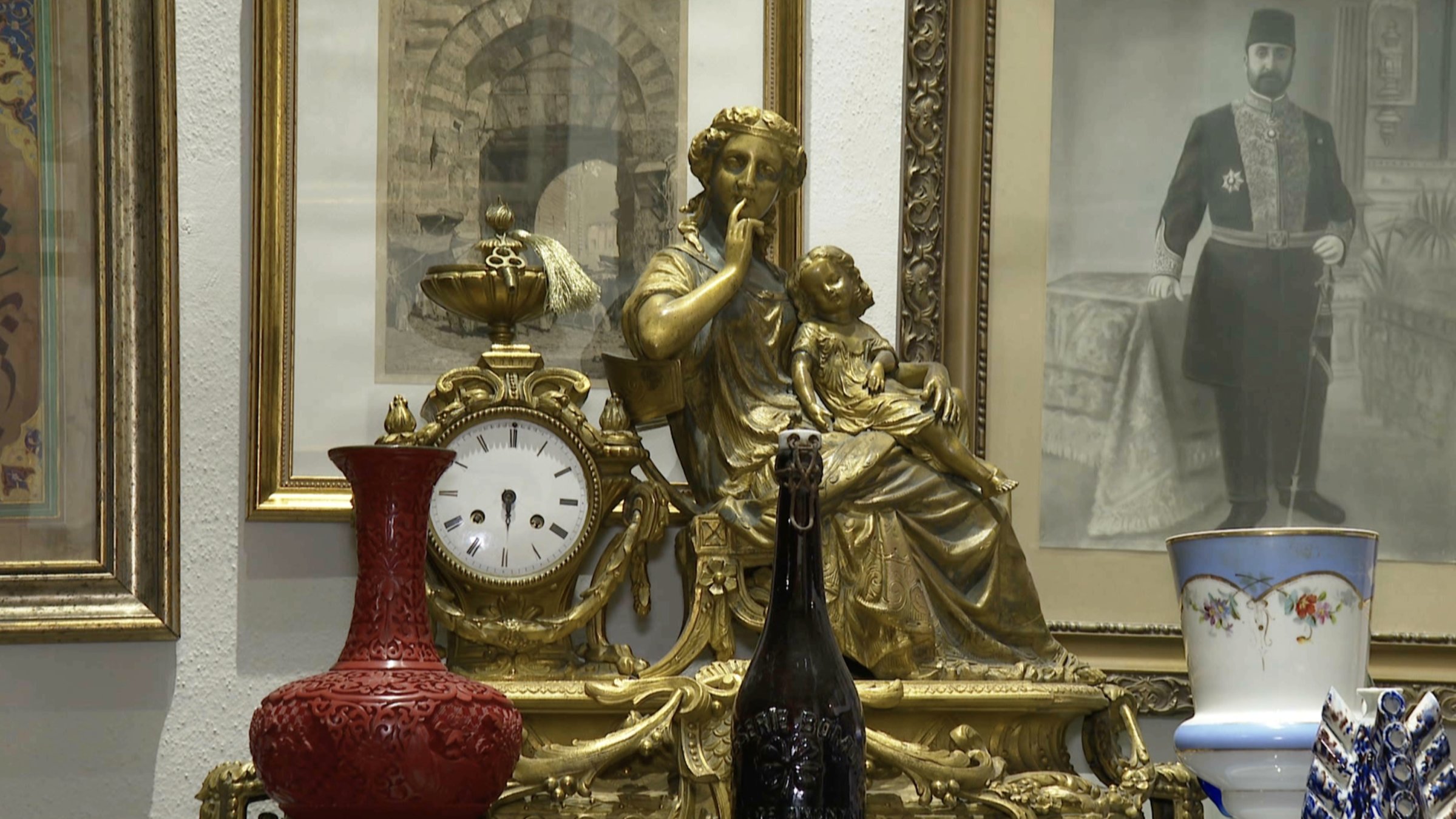 Antique clocks, sculptures and decorative objects are displayed at an antique shop in Istanbul, Türkiye, April 27, 2026. (Photo by Senat Destanoğlu)