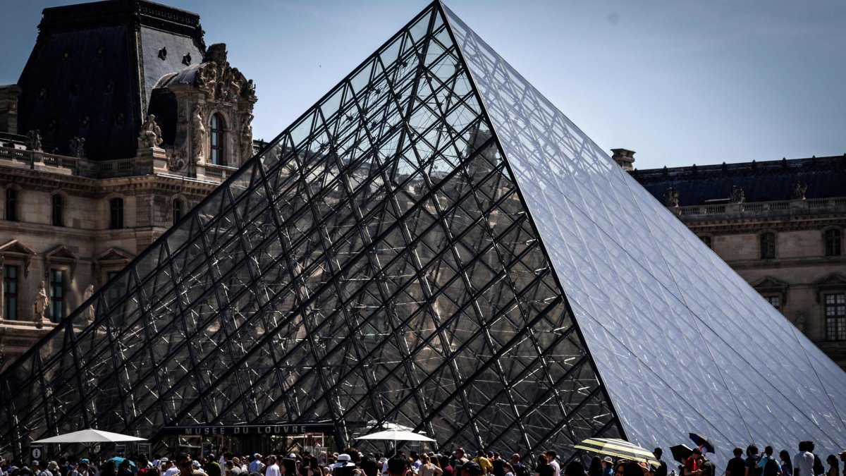 Tourists queue at the Louvre Museum in Paris, France, May 28, 2026. (AFP Photo)