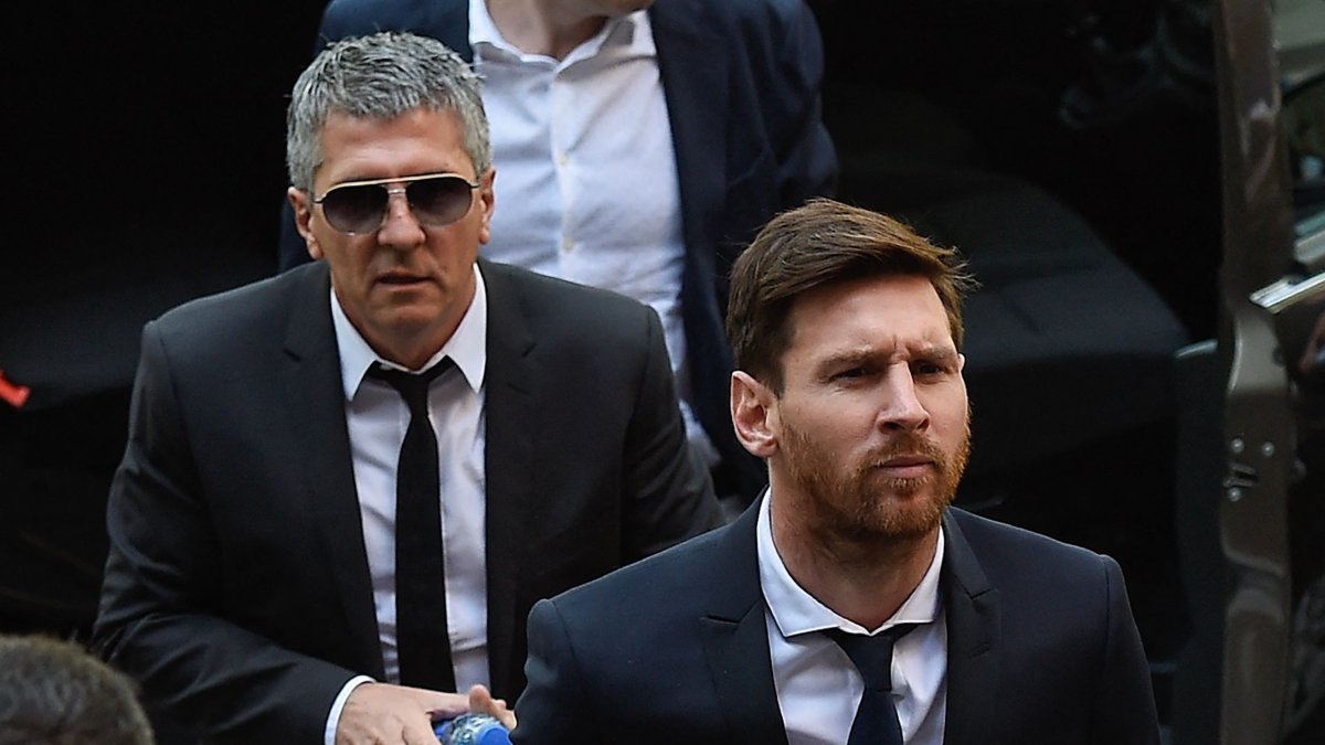 Barcelona&amp;#039;s football star Lionel Messi (R) and his father Jorge Horacio Messi arrive at the courthouse, Barcelona, Spain, June 2, 2016. (AFP Photo)