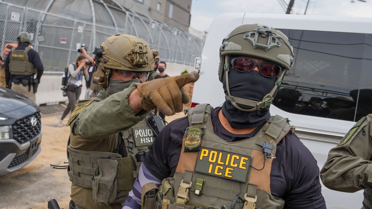 An Immigration and Customs Enforcement (ICE) agent points toward protesters outside Delaney Hall, which is being used as an Immigration and Customs Enforcement (ICE) detention center, in Newark, New Jersey, June 6, 2026. (AFP File Photo)