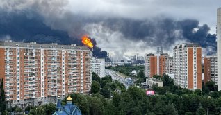 Black smoke rises from the area of the Russian oil producer Gazprom Neft's Moscow oil refinery on the south-eastern outskirts of Moscow on June 18, 2026. (AFP Photo)