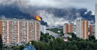 Black smoke rises from the area of the Russian oil producer Gazprom Neft's Moscow oil refinery on the south-eastern outskirts of Moscow on June 18, 2026. (AFP Photo)