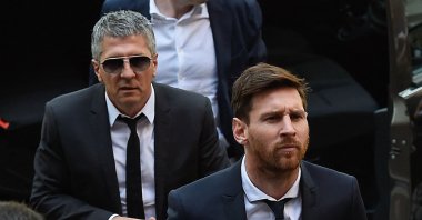 Barcelona&amp;#039;s football star Lionel Messi (R) and his father Jorge Horacio Messi arrive at the courthouse, Barcelona, Spain, June 2, 2016. (AFP Photo)