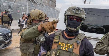 An Immigration and Customs Enforcement (ICE) agent points toward protesters outside Delaney Hall, which is being used as an Immigration and Customs Enforcement (ICE) detention center, in Newark, New Jersey, June 6, 2026. (AFP File Photo)