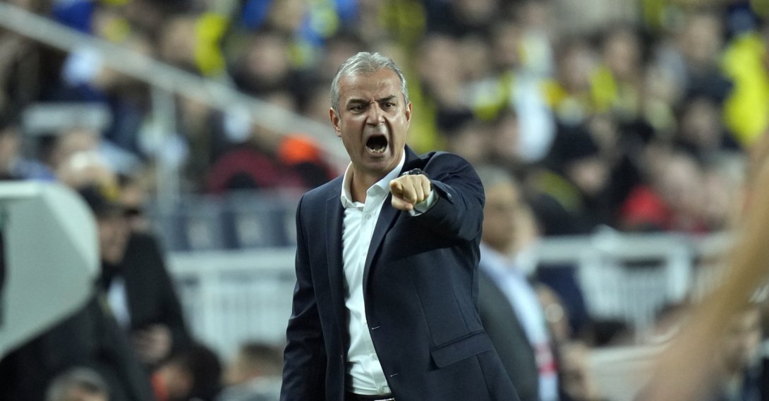Fenerbahçe's head coach Ismail Kartal gives instructions from the sideline during the Europa Conference League Group H match against Spartak Trnava at Şükrü Saraçoğlu stadium, Istanbul, Türkiye, Dec. 14, 2023. (AP Photo)