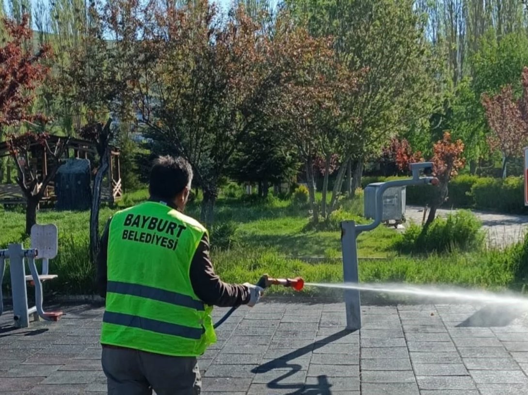 
Municipal teams carry out spraying operations against ticks in a park to help protect public health, Bayburt, Türkiye, June 8, 2026. (AA Photo)