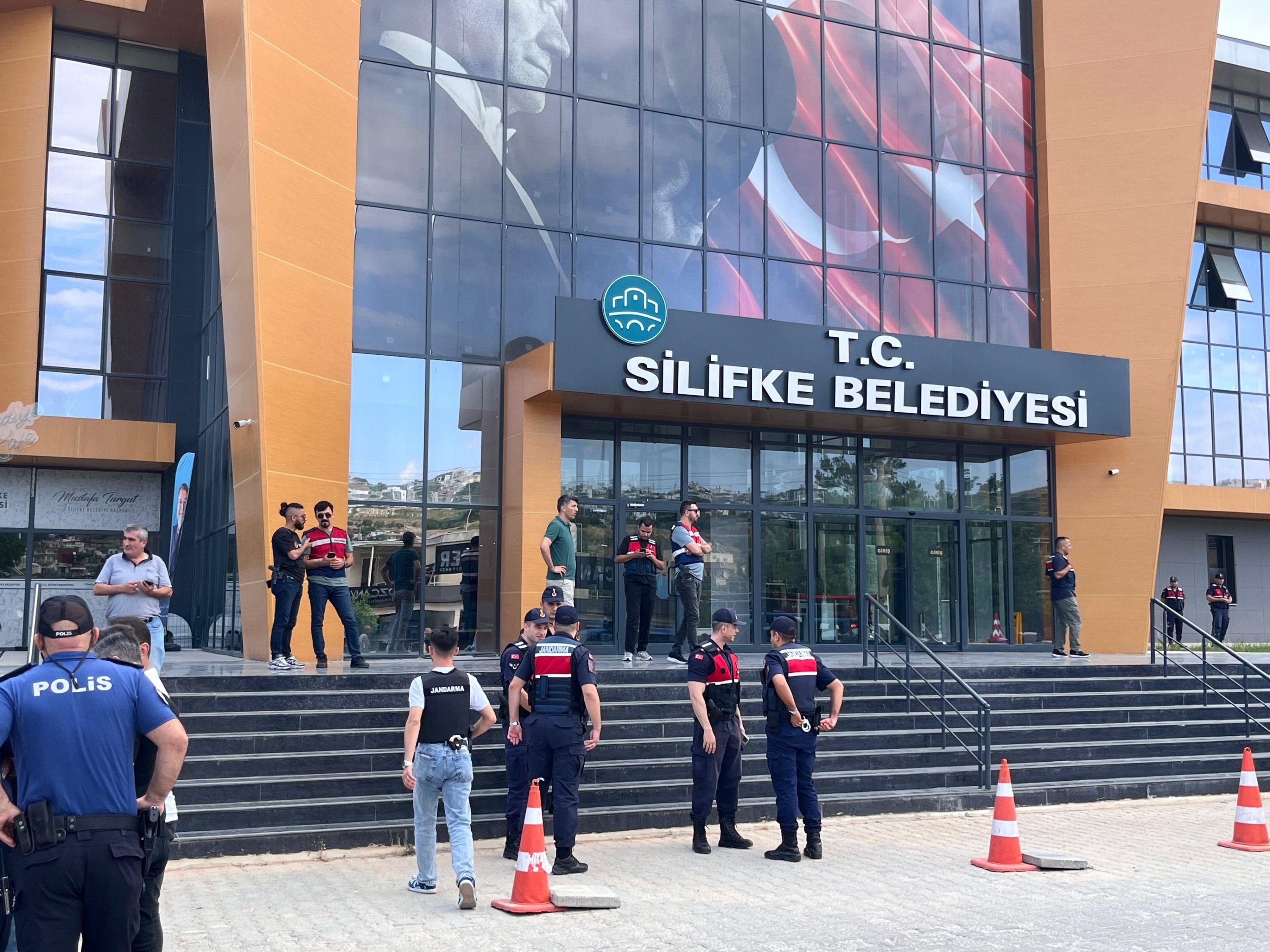 2 opposition mayors detained in separate corruption probes in Türkiye