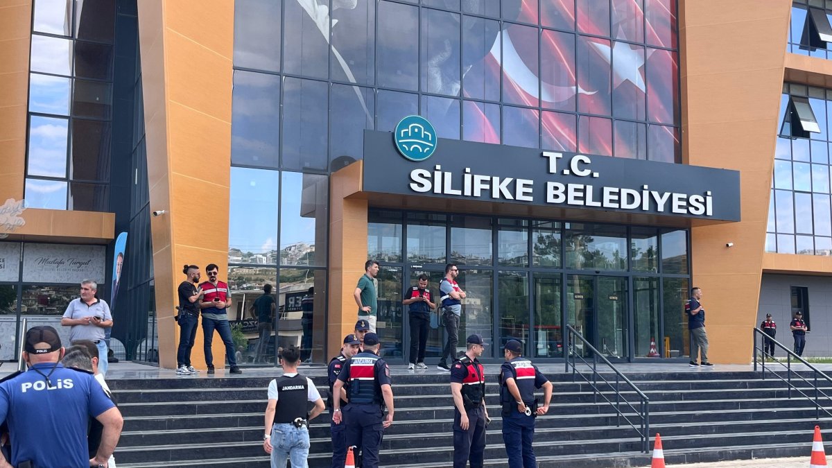 Gendarmerie officers conduct an operation at Silifke Municipality during an investigation that led to the detention of mayor and several municipal employees in Mersin, southern Türkiye, June 19, 2026. (DHA Photo)