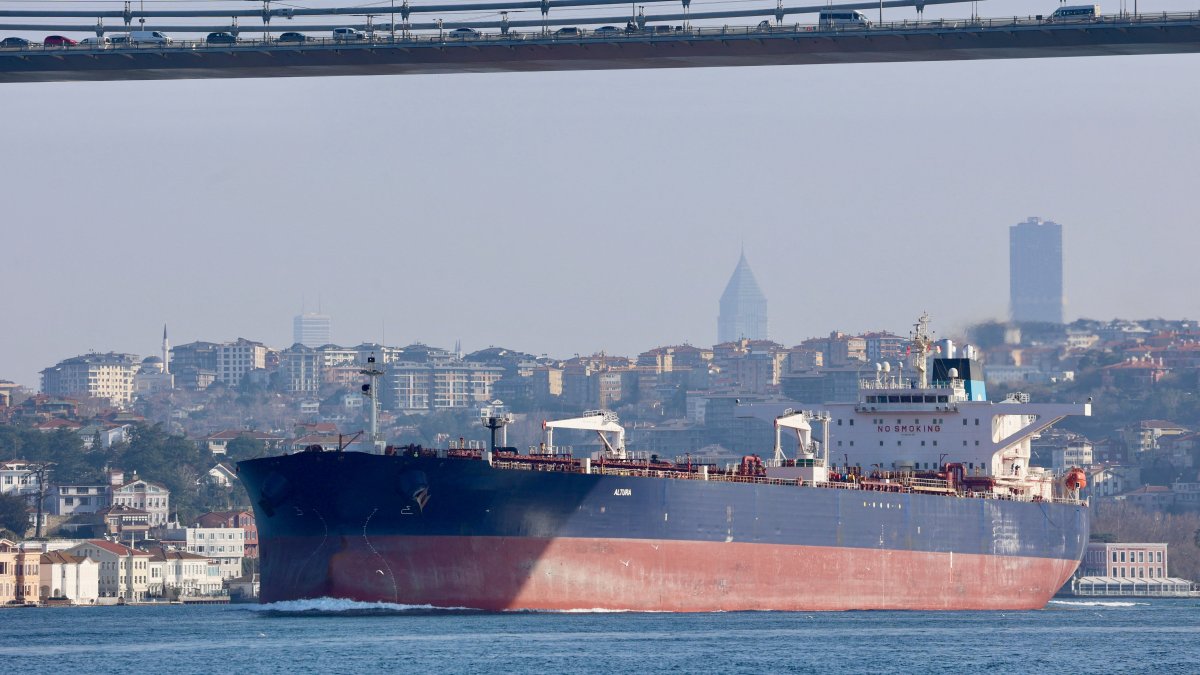 Sierra Leone-flagged crude oil tanker Altura transits the Bosporus, Istanbul, Türkiye, March 16, 2026. (Reuters Photo)