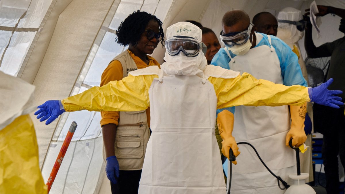 Congolese healthcare workers participate in an accelerated training session at the newly built Samaritan's Purse International Relief tents, at the Scott Powell Memorial Ebola Treatment Center, as aid agencies intensify efforts to contain the Ebola outbreak caused by the Bundibugyo virus, Bunia, DRC, June 11, 2026. (Reuters Photo)