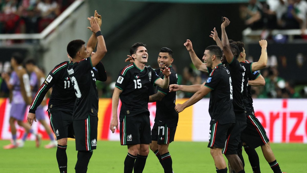 Mexico into knockout stage 1st after South Korea error sparks win