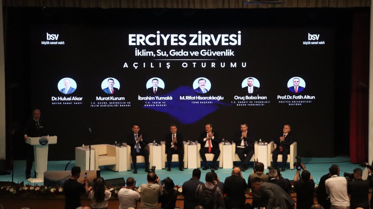 Environment, Urbanization and Climate Change Minister Murat Kurum, Agriculture and Forestry Minister Ibrahim Yumaklı and Kayseri Mayor Memduh Büyükkılıç at the Erciyes Summit, Kayseri, Türkiye, June 19, 2026. (DHA Photo)