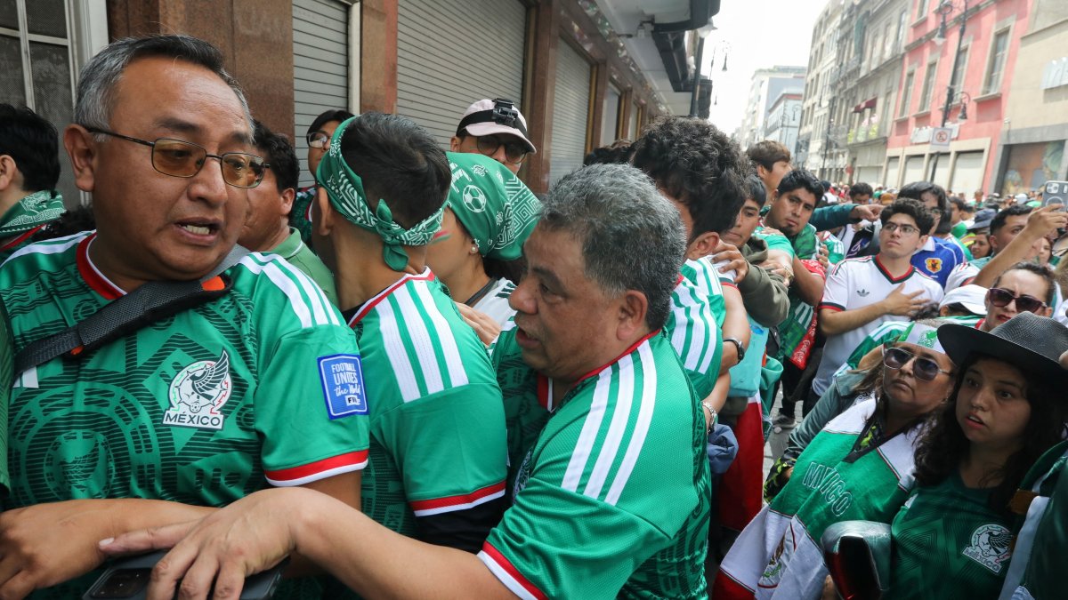 Fans queue to enter the FIFA Fan Fest ahead of the opening match of the FIFA World Cup between Mexico and South Africa, Mexico City, Mexico, June 11, 2026. (Reuters Photo)
