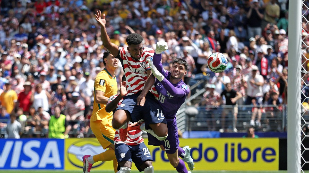 US cruises past Australia to secure World Cup knockout spot