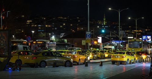 Taxis wait at a taxi stand in the Üsküdar district, Istanbul, Türkiye, Jan. 2, 2026. (Shutterstock Photo)