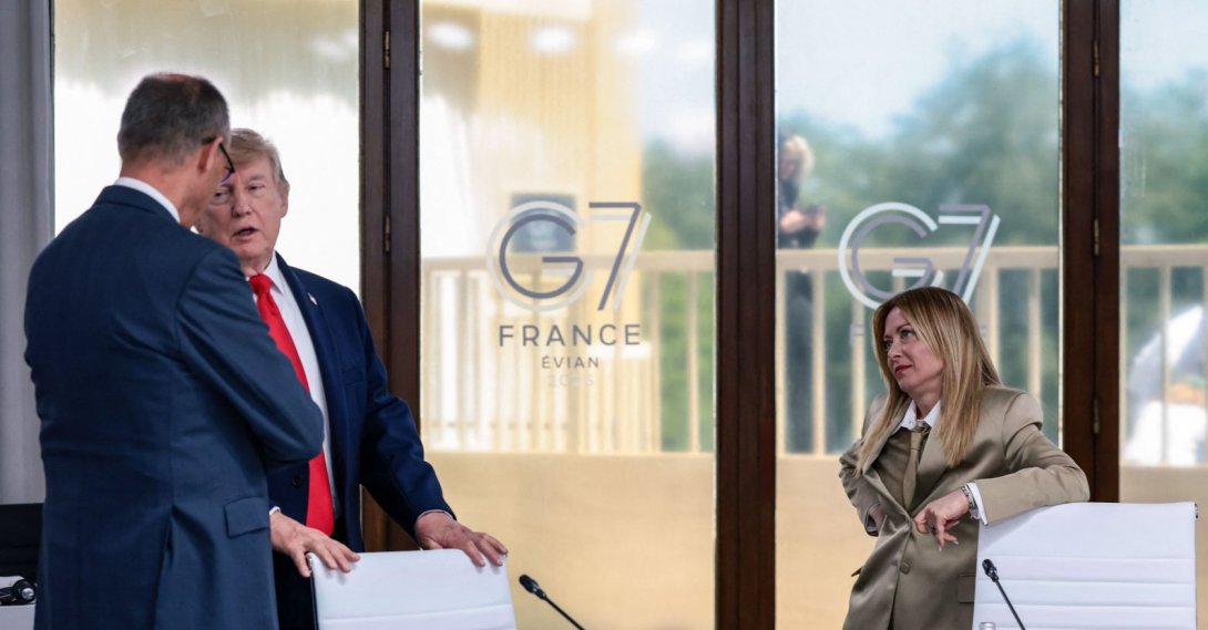 U.S. President Donald Trump speaks with Germany's Chancellor Friedrich Merz next to Italy's Prime Minister Giorgia Meloni during a work lunch as part of the G7 summit, in Evian, eastern France, June 16, 2026. (AFP Photo)
