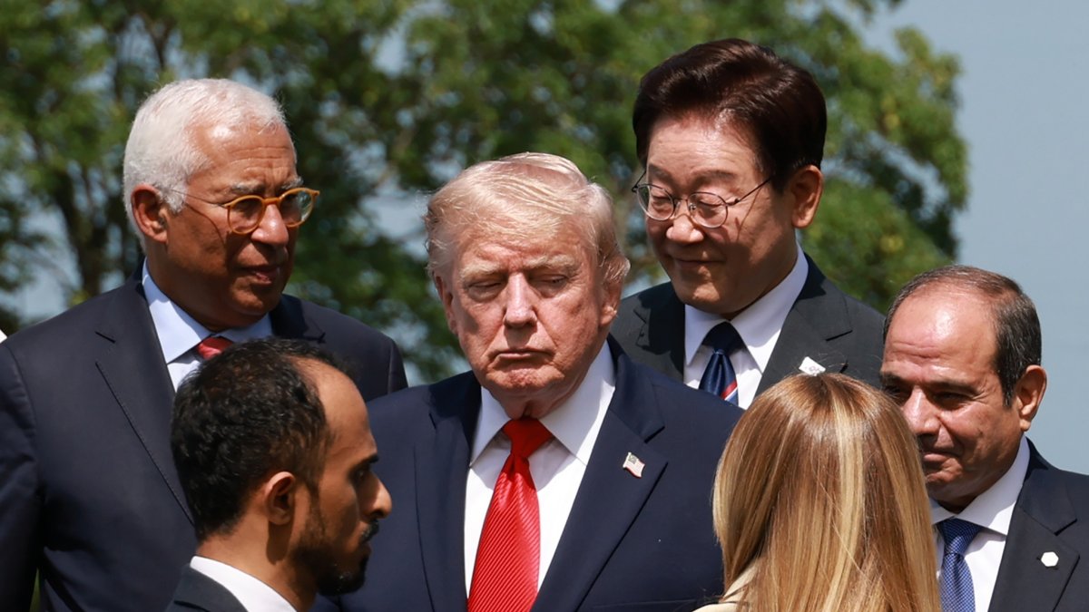 (L-R) European Council President Antonio Costa, U.S. President Donald Trump, South Korean President Lee Jae Myung, Italian Prime Minister Giorgia Meloni, and Egyptian President Abdel-Fattah el-Sissi prepare for a group picture at Hotel Royal during the G-7 summit, Evian-les-Bains, France, June 16, 2026. (EPA Photo)