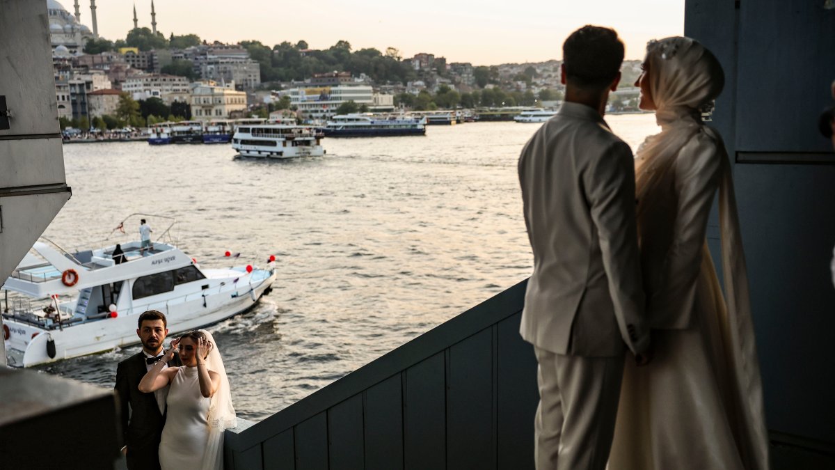 A bride and groom pose for wedding photographs on Galata Bridge, Istanbul, Türkiye, July 28, 2025. (Shutterstock Photo)