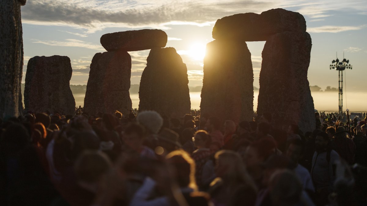 People watching the sunrise during the summer solstice celebrations at the ancient Stonehenge monument in Wiltshire, Britain, June 21, 2026. (EPA Photo)