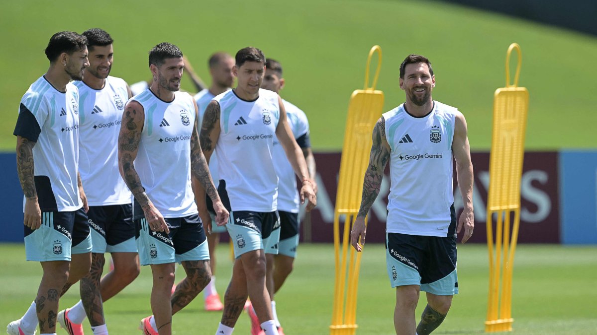 Argentina's Lionel Messi (R) takes part in a training session in Kansas City, U.S., June 19, 2026. (AFP Photo)