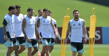 Argentina's Lionel Messi (R) takes part in a training session in Kansas City, U.S., June 19, 2026. (AFP Photo)