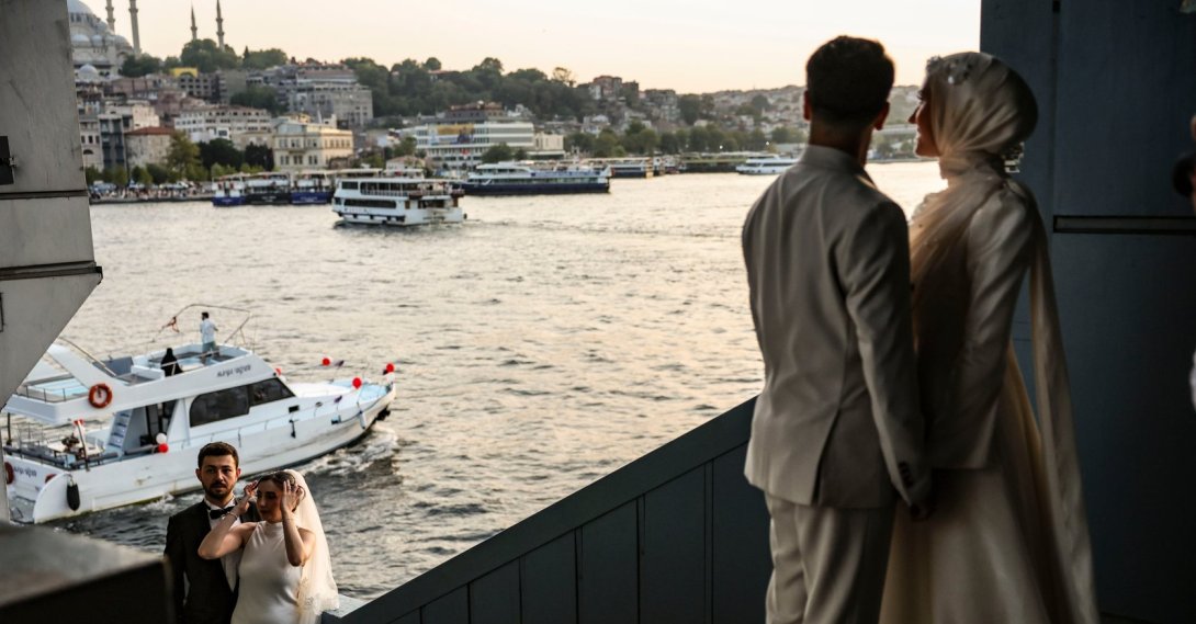 A bride and groom pose for wedding photographs on Galata Bridge, Istanbul, Türkiye, July 28, 2025. (Shutterstock Photo)