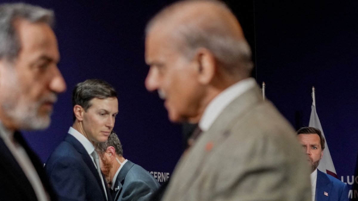 U.S. Vice President JD Vance looks on next to U.S. President Donald Trump's son-in-law Jared Kushner, as Iran's Foreign Minister Abbas Araghchi shakes hands with Pakistan's Prime Minister Shehbaz Sharif, Burgenstock, Switzerland, June 21, 2026. (AFP Photo)