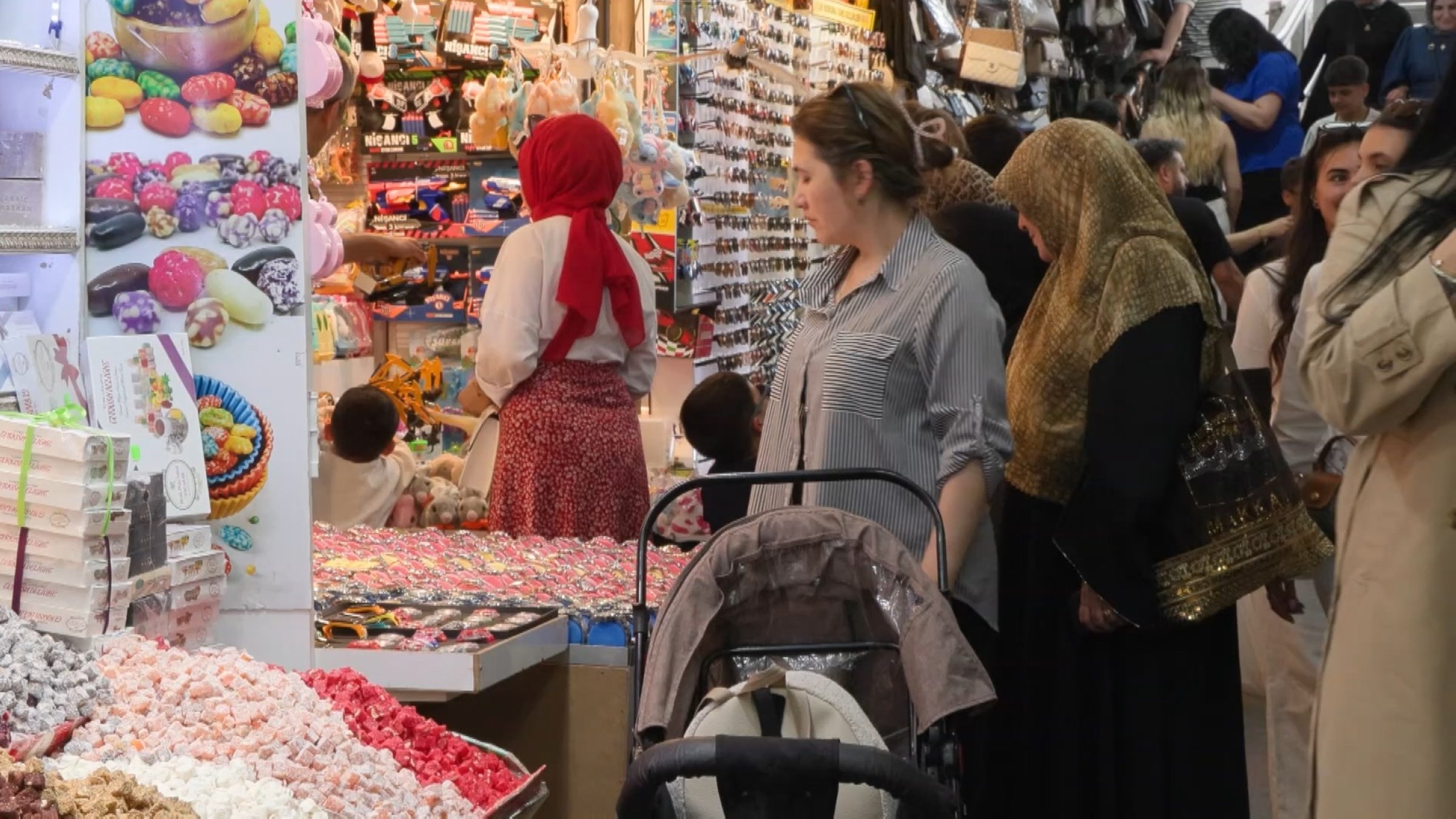 People shop in the historic Eminönü neighborhood, Istanbul, Türkiye, June 1, 2026. (DHA Photo)