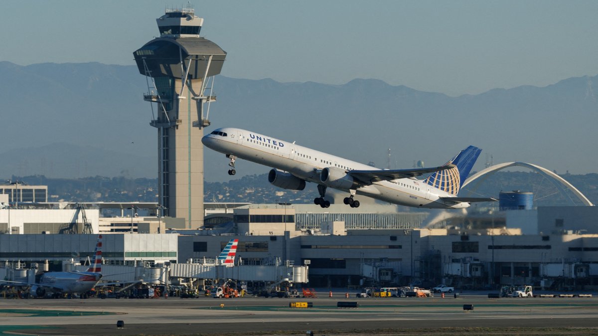 A United Airlines commercial airliner takes off from Los Angeles International Airport, California, U.S., Nov. 6, 2025. (Reuters Photo)