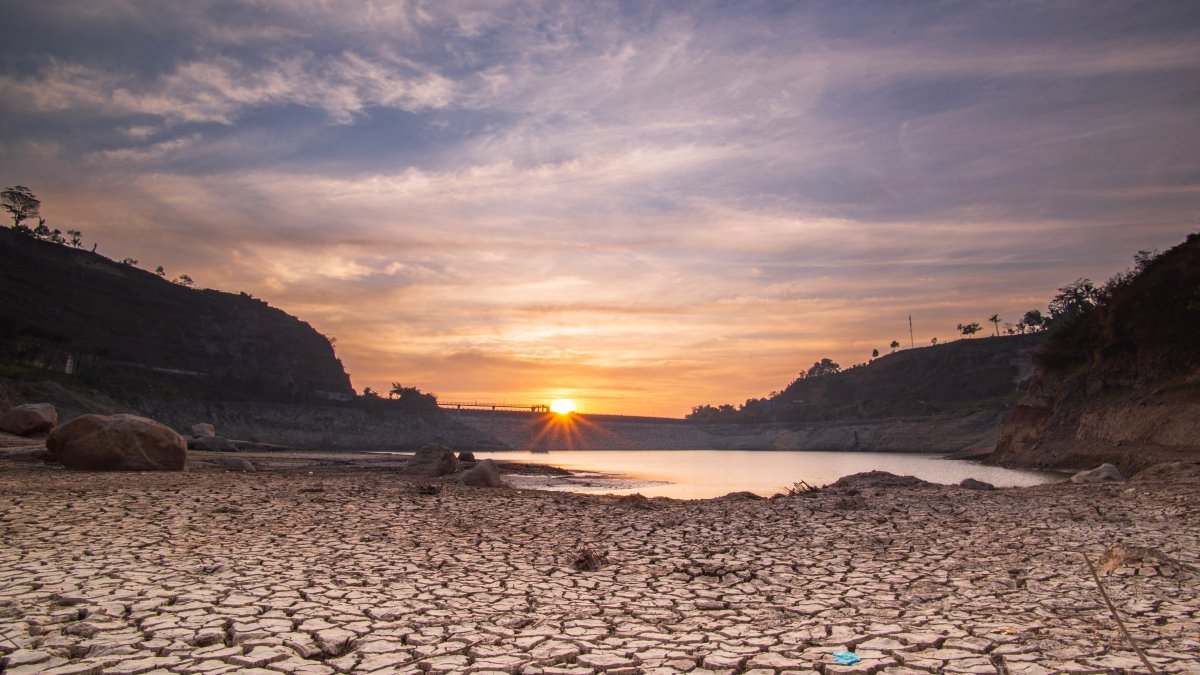 A drying water reservoir with receding water levels. (Shutterstock Photo)