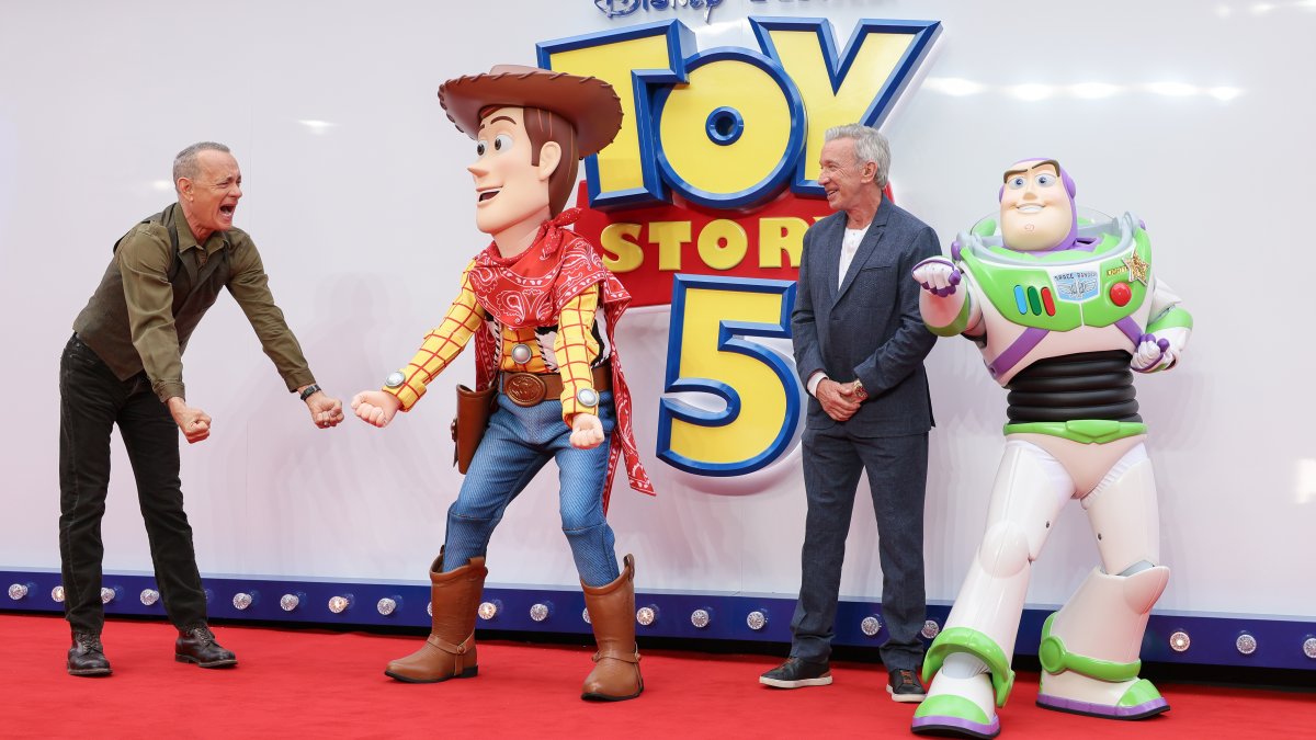 Tom Hanks (L) and Tim Allen (R) pose for photographers with people costumed as the characters Woody and Buzz Lightyear at a launch event for "Toy Story 5," London, U.K., May 28, 2026. (AP Photo)