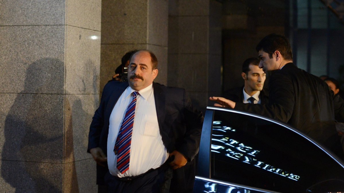 FETÖ-linked former prosecutor Zekeriya Öz, seen here outside police headquarters, Istanbul, Türkiye, Dec. 19, 2013. (Sabah Photo)