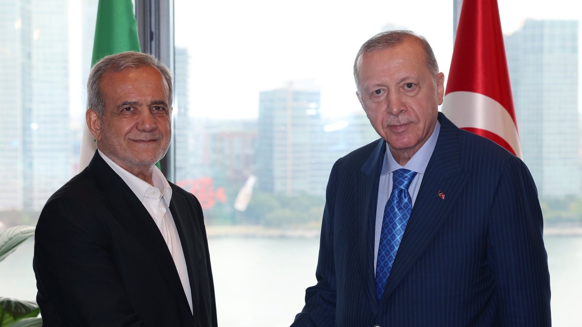 President Recep Tayyip Erdoğan and Iranian President Masoud Pezeshkian shake hands at the Turkish House in New York, Sept. 23, 2024. (DHA File Photo)